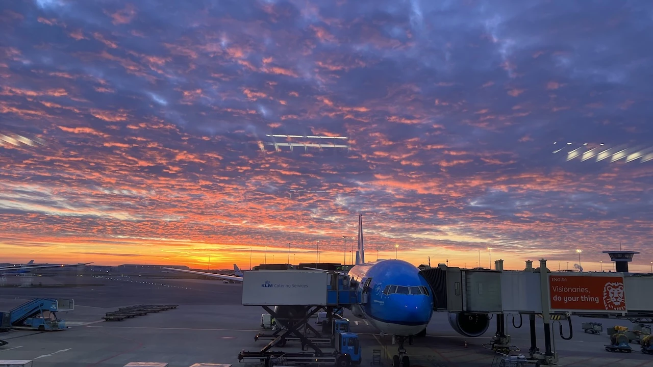 Blick aus dem Flughafen in den Sonnenaufgang