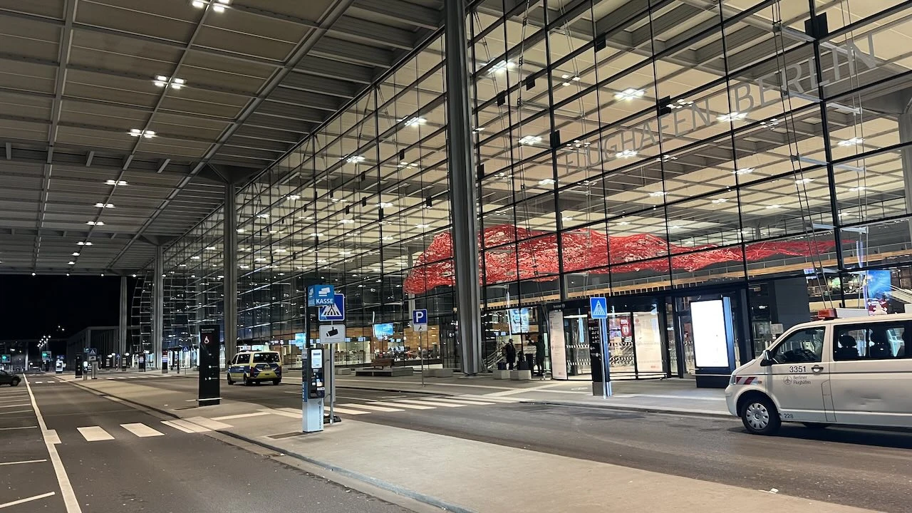 Flughafen BER von außen