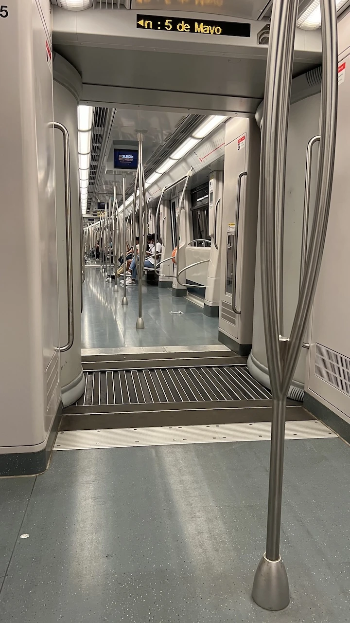 Innenaufnahme der Metro, sehr neu und sehr sauber