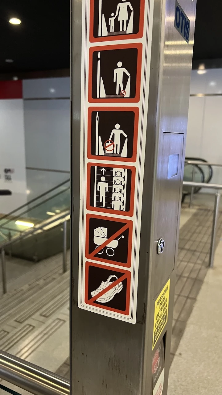 Eine Ansammlung von Verbotspiktogrammen, keine Crocs, keine Kinderwagen, nicht nebeneinander stehen, das Kind anfassen...