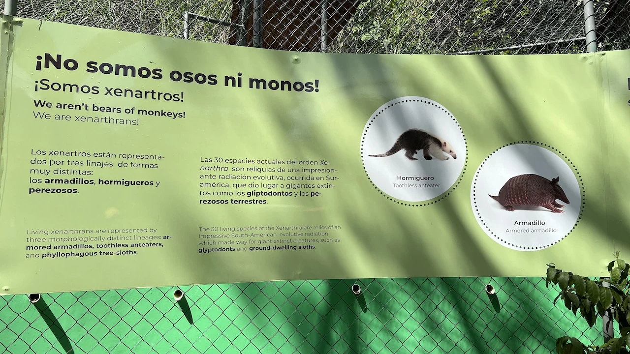 Großes Hinweisschild, dass es auch Armadillos und Ameisenbären gibt