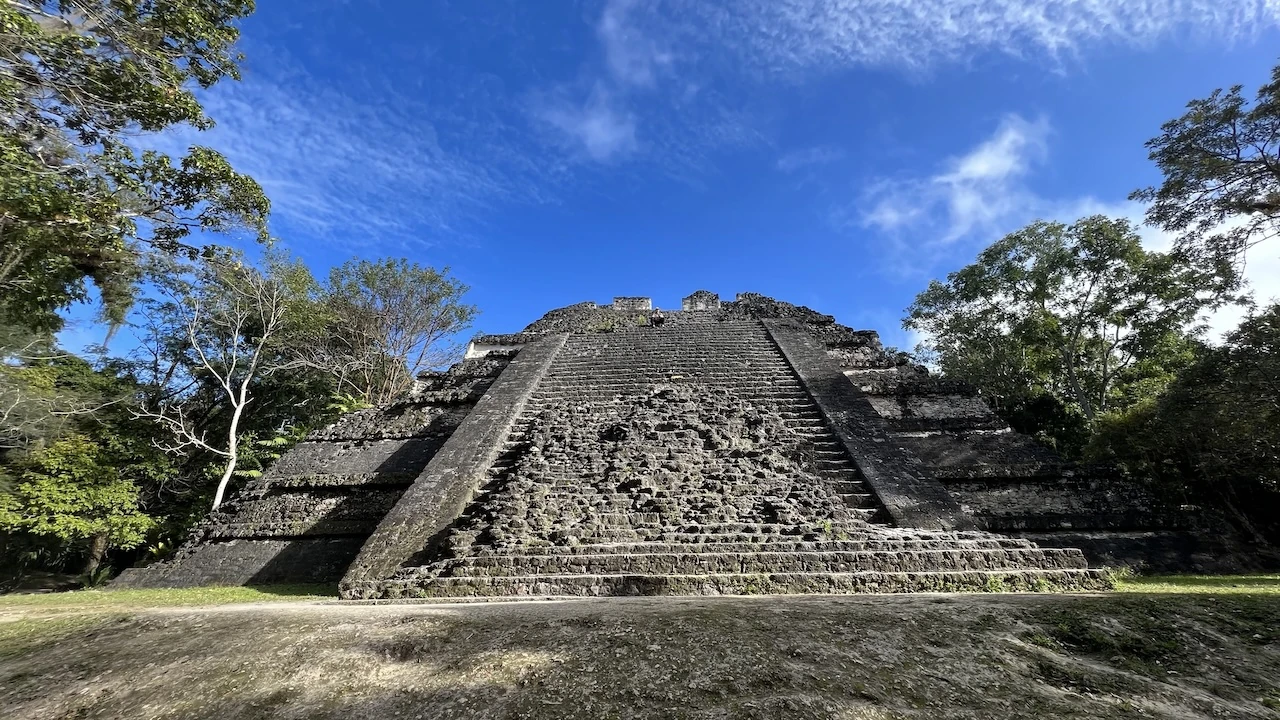 Guatemala_00001 Tikal, ein Tempel imm Sonnenschein.
