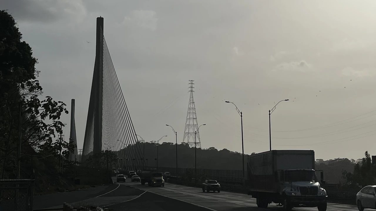 Direkt vor der Cenntenial Bridge