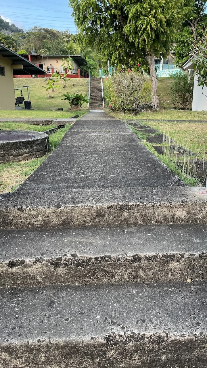 Ein lange Steintreppe führt in einen kleinen Ort hinein