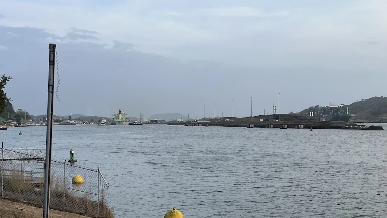 In einiger Entfernung ist die östliche Schleuse des Kanals zu erkennen