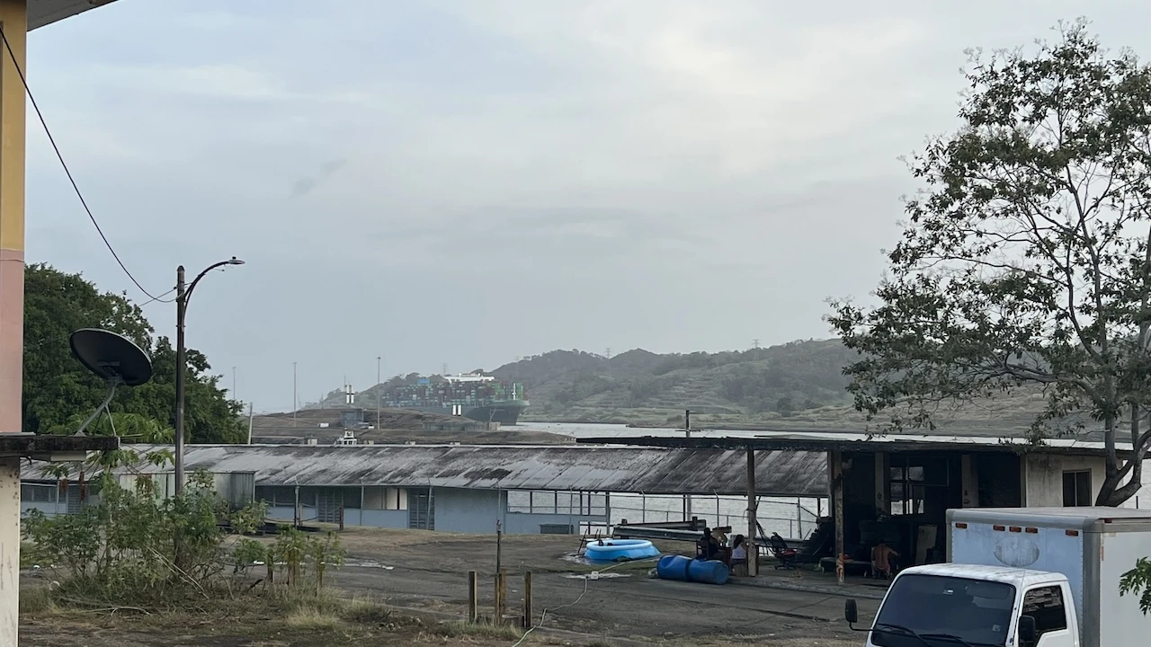 Panama Canal, im Hintergrund ein Containerschiff