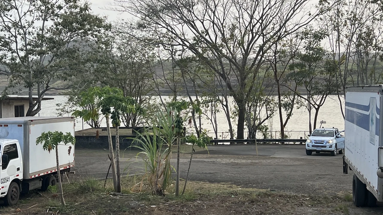 Am Panama Canal, Pick-up der Kanalbehörde und minimale Absperrung mittels Kette