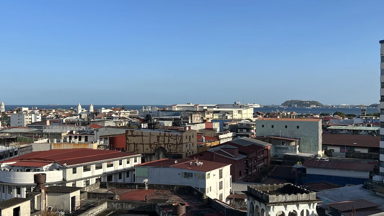 Blick auf den Pazifik, im Hintergrund Schiffe, die auf die Einfahrt in den Panama Kanal warten