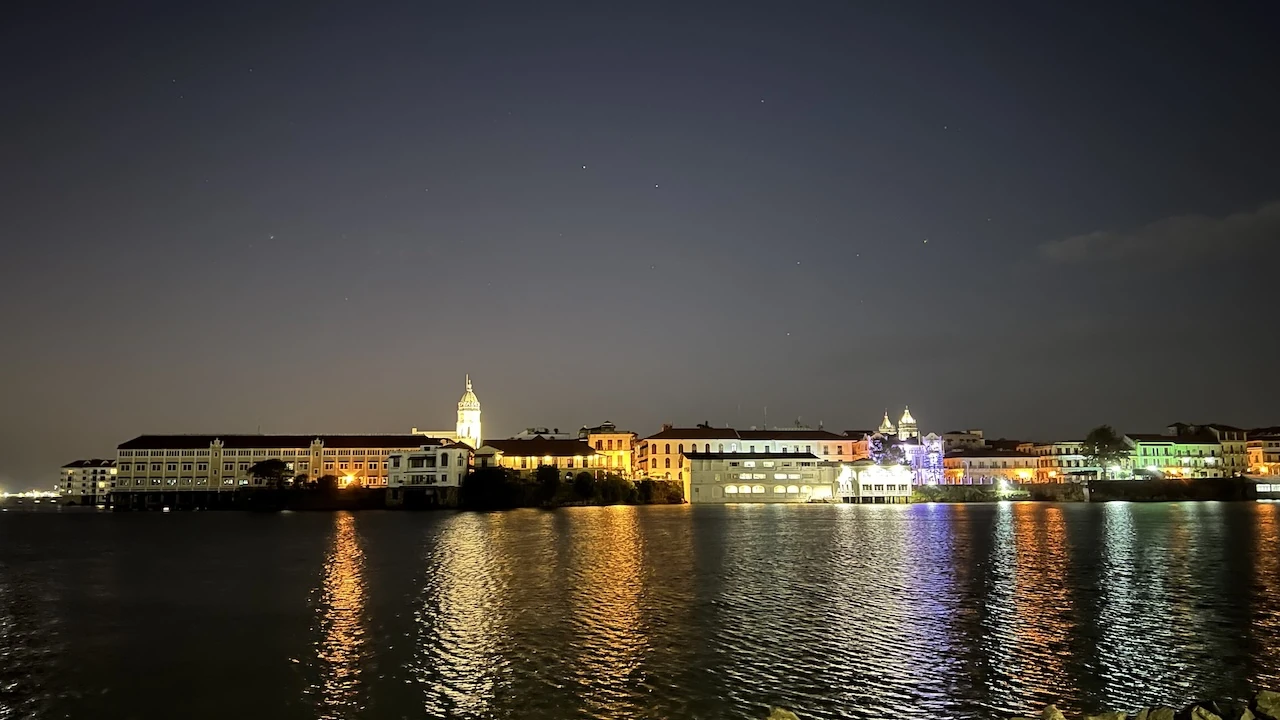 Es ist dunkel, die Altstadt ist angestrahlt, Blick von der Cinta Costera