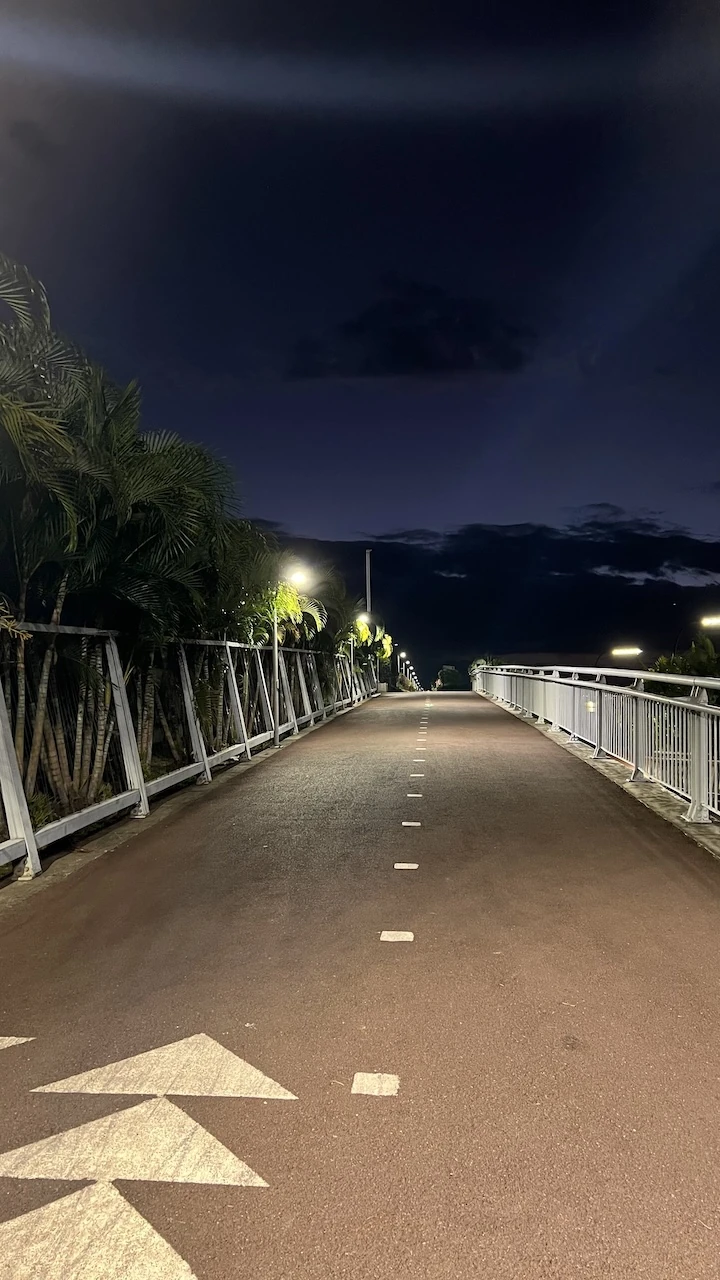 Dunkel, der Fußweg auf der Cinta Costera