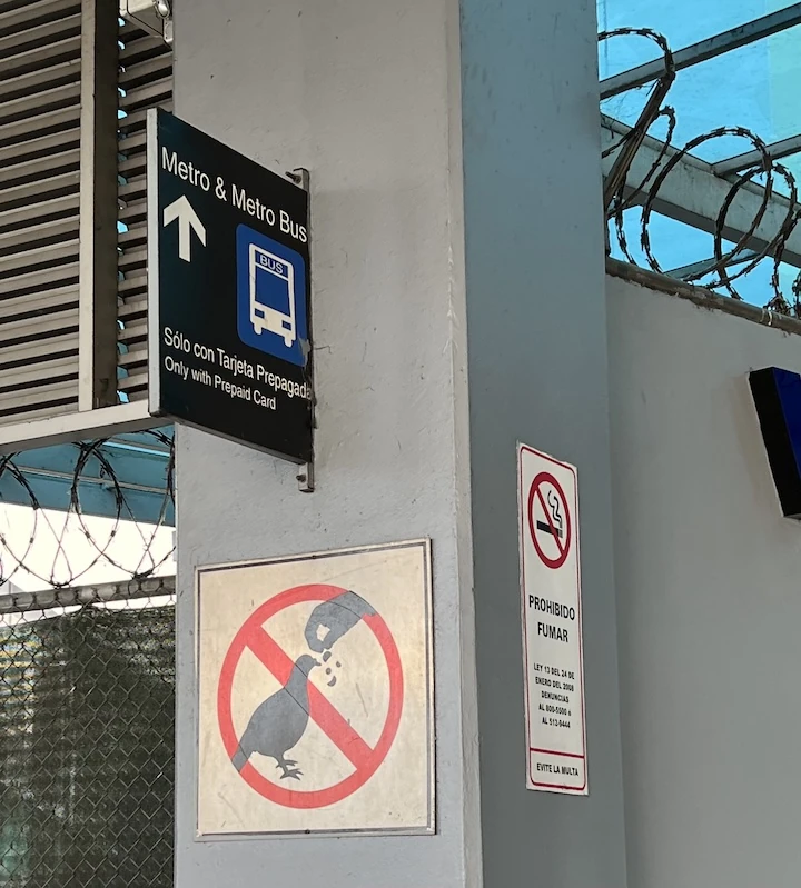 Nahaufnahme des Hinweisschildes, das steht wirklich Bus drauf