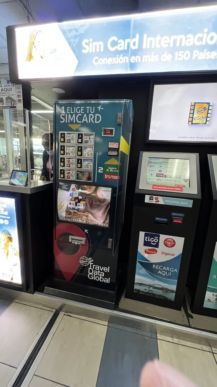 Automaten in der Flughafenempfangshalle, aber wir finden nur den Verkauf von SIM-Karten