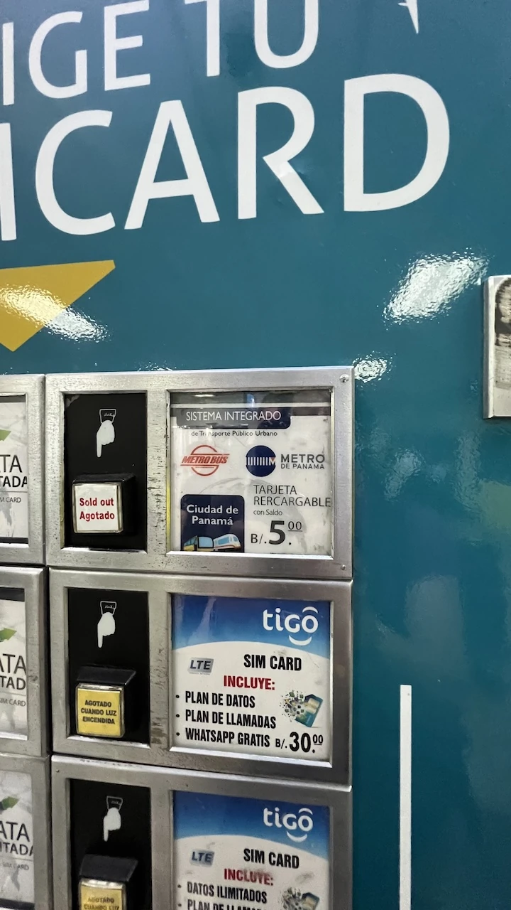 Nahaufnahme des Automaten, rechts oben: "Tarjeta Rercargable"...es gibt wirklich Bus-Tickets