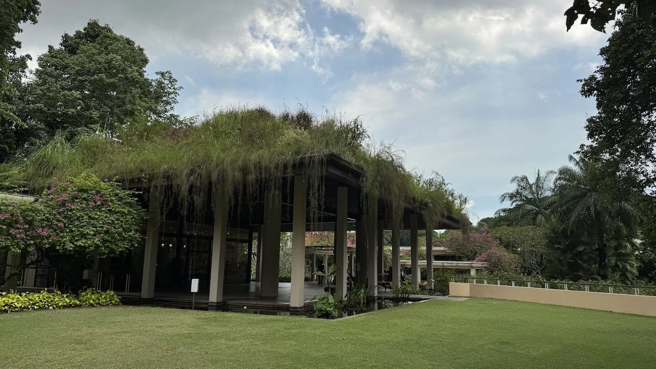 Eine Art überdimensionierter Pavillion mit Dachbegrünung