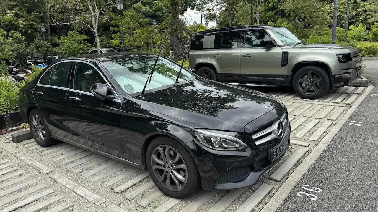 Ein Auto auf dem Parkplatz mit aufgestellten Scheibenwischern