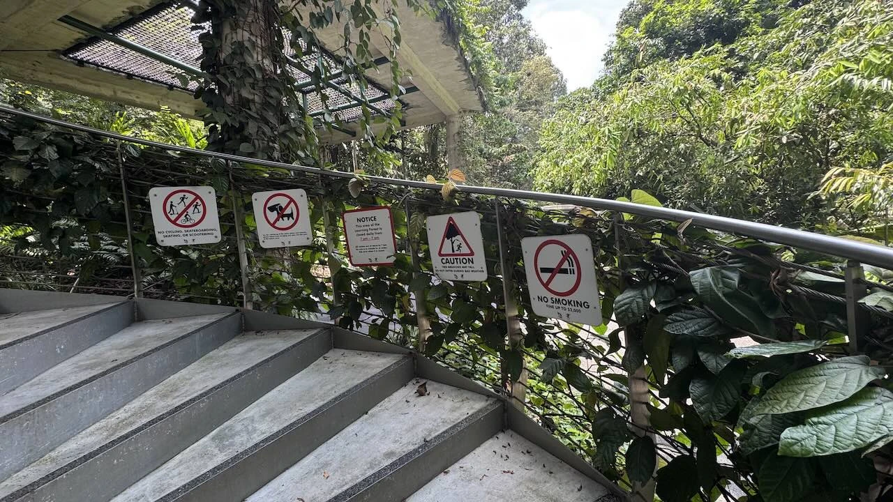 Hinweisschilder am Geländer einer Treppe befestigt