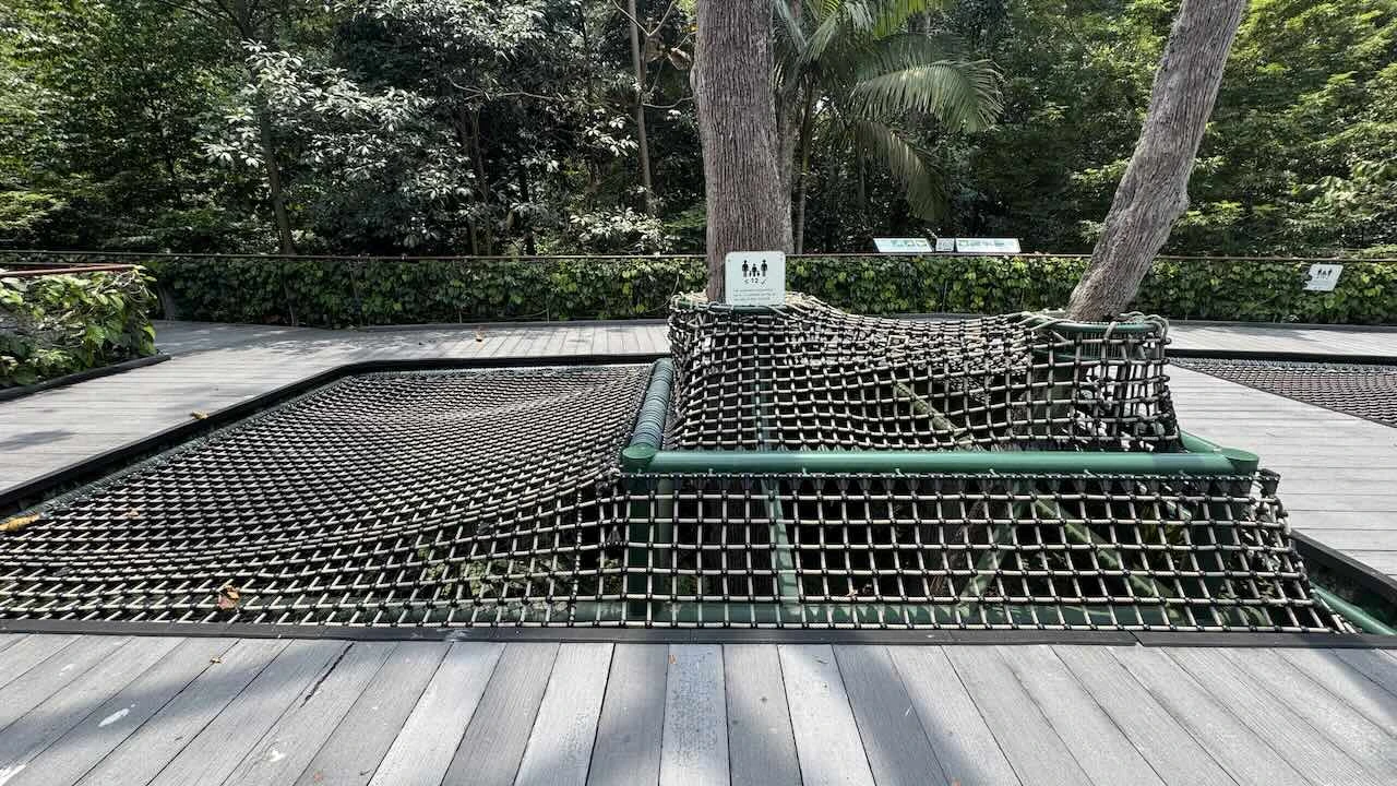 Auf einem Sykwalk, sind Kletternetze angebracht.