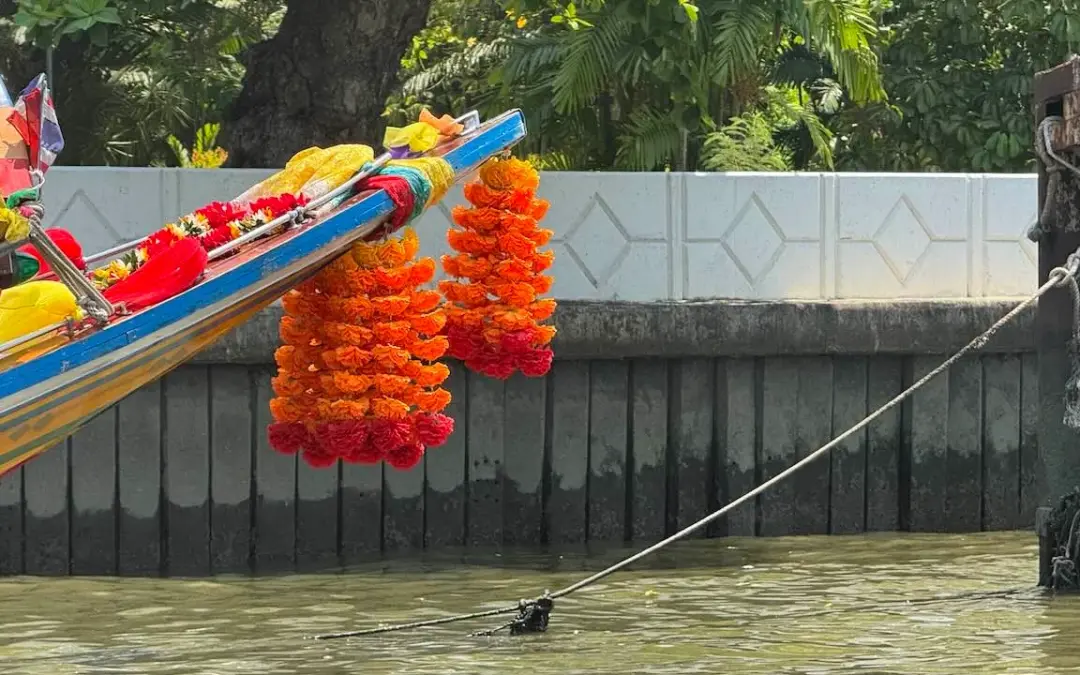 Bangkok, der Tag fing ruhig an…Express Boats Orange and YellowFlags