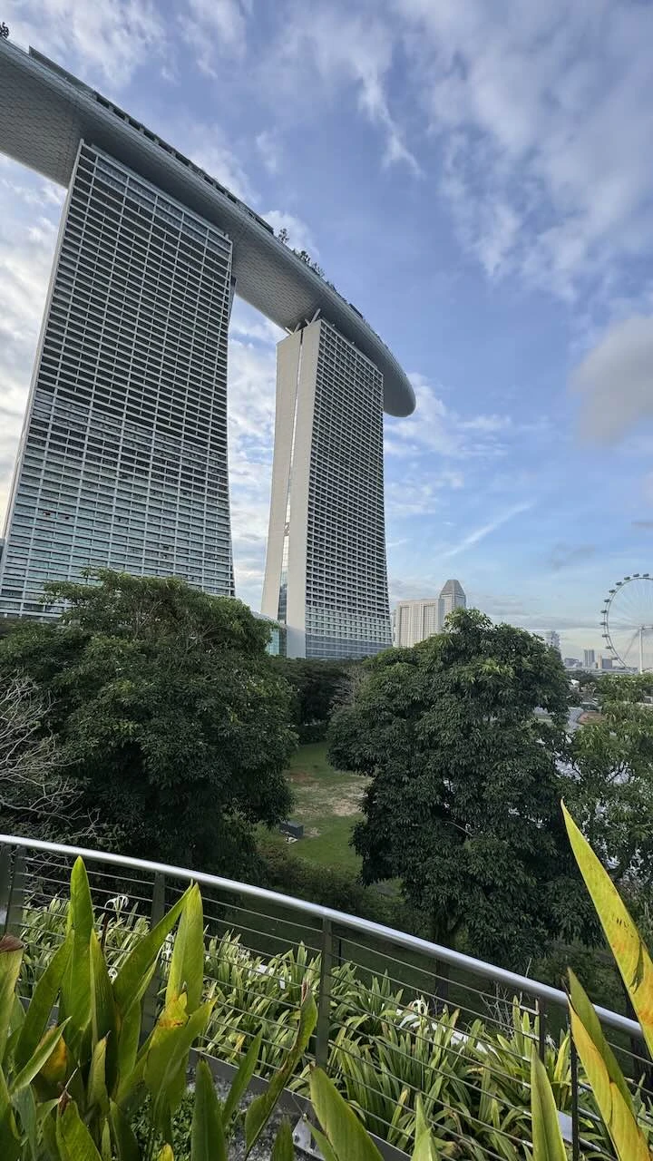 Riesiges Hotel aus drei Säulen mit Querverbindung als Dach. Das berühmte Marina Bay Sands Towers Hotel