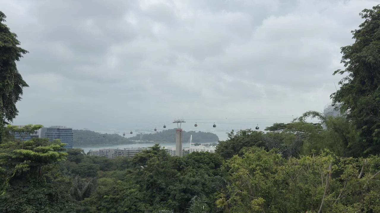 Ausblick, im Hintergrund eine Bucht und eine Seilbahn, es ist wolkig