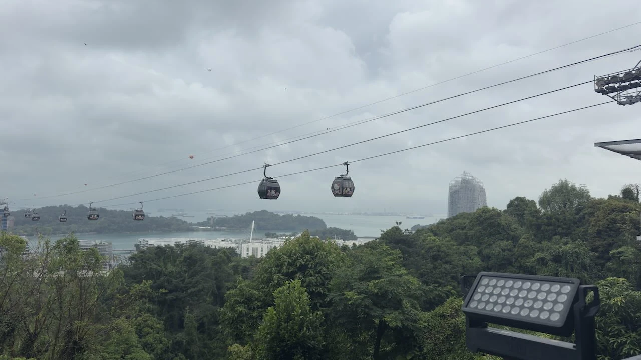 Wieder der Blick auf die Bucht mit Seilbahn, diese ist nun dichter