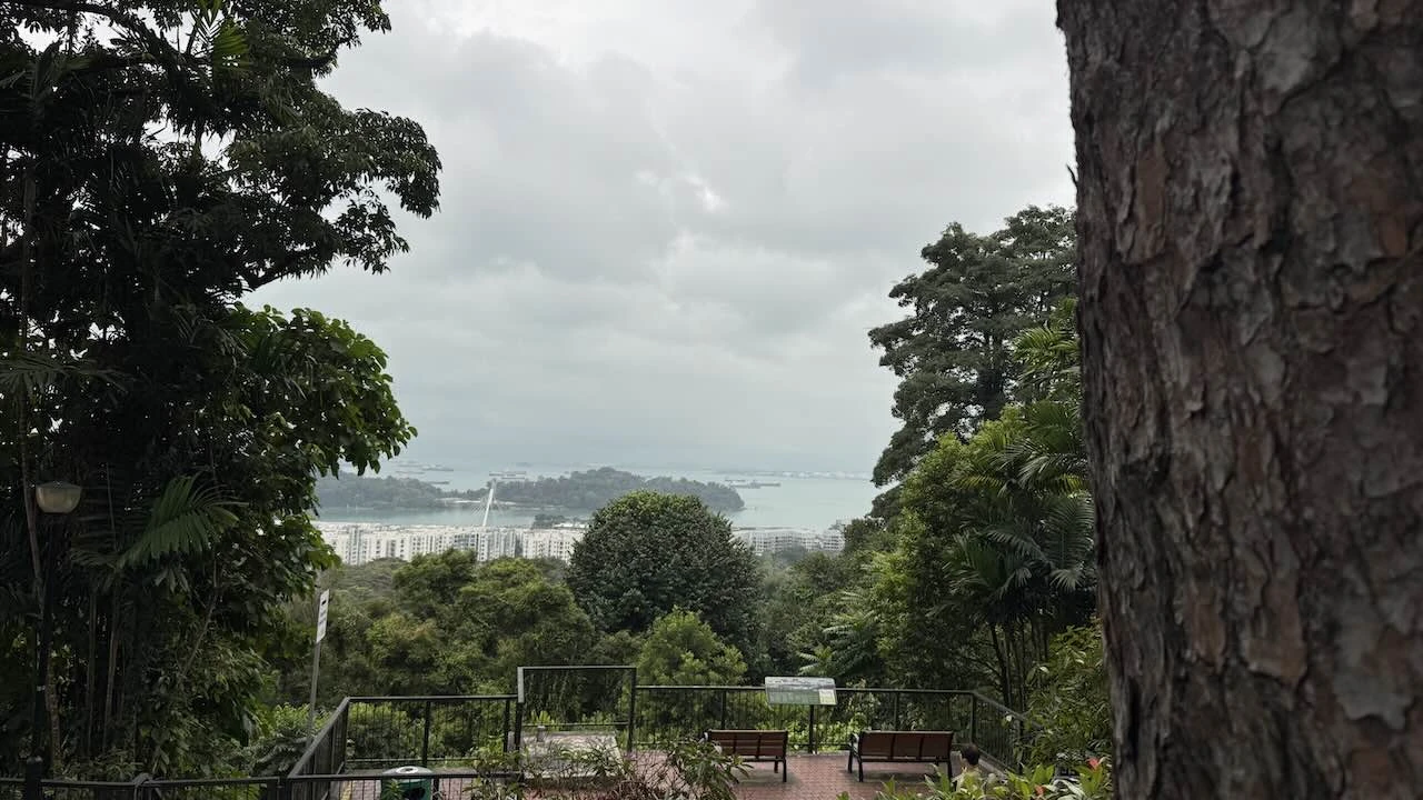 Ein Ausblick auf die Bucht, diesmal von weiter oben, es ist wolkig