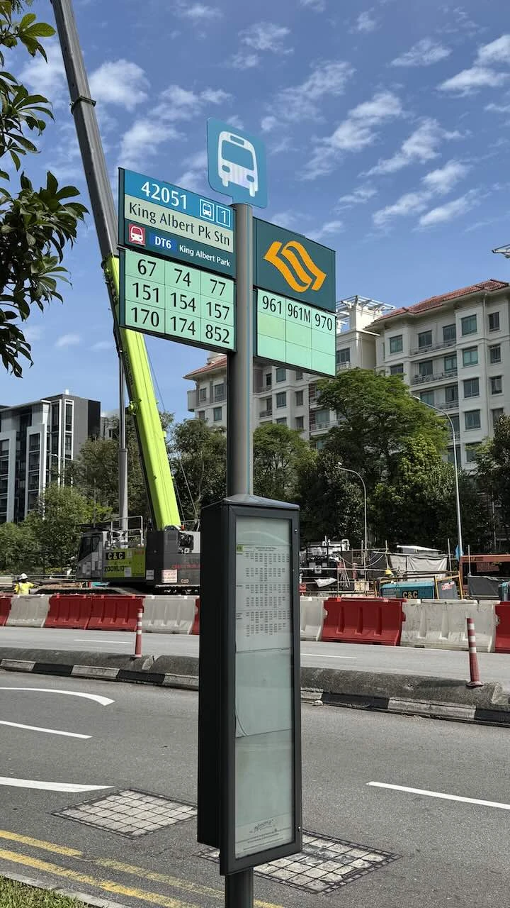 Bushaltestelle an belebter Straße
