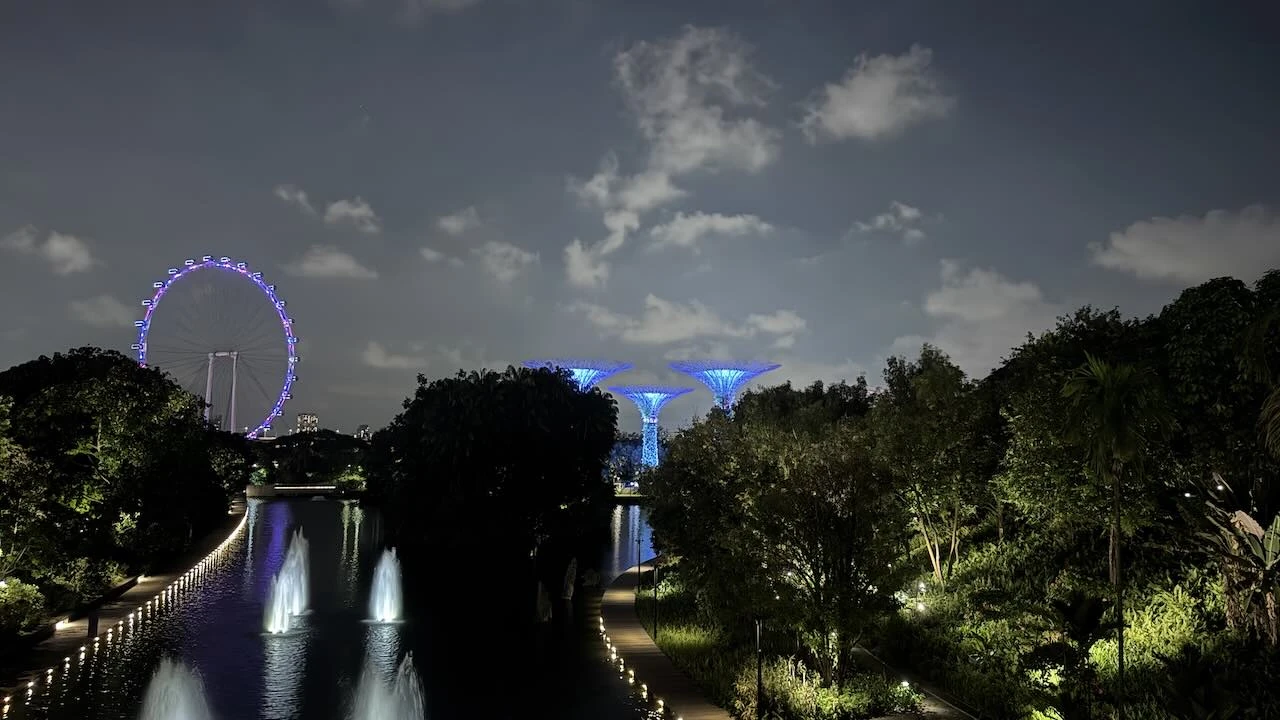 Supertrees aus der Entfernung nun in blau
