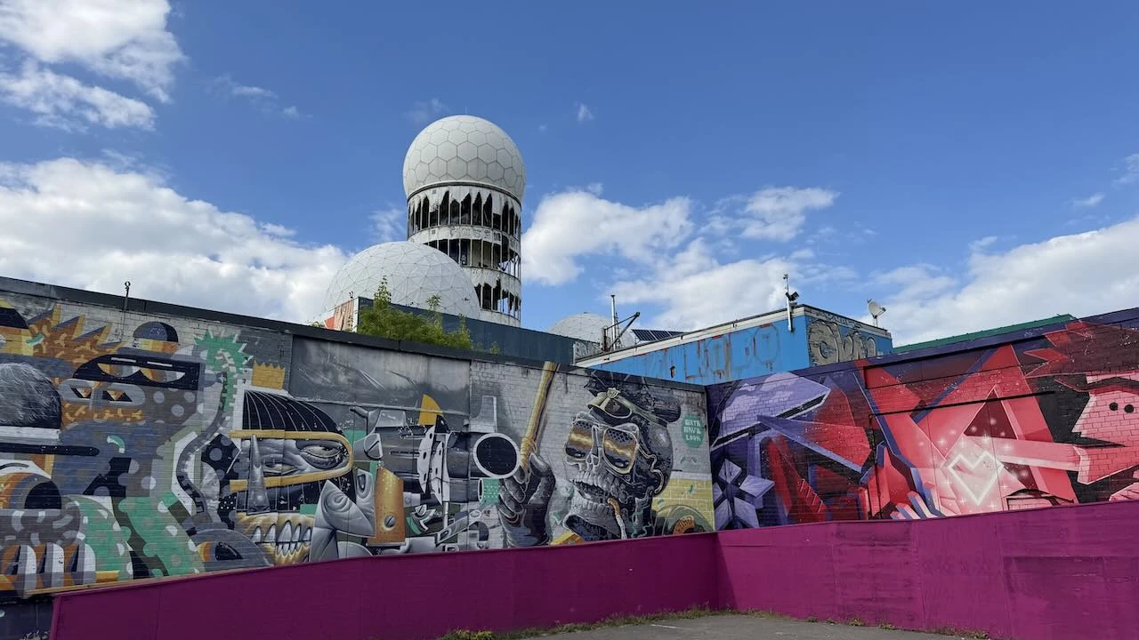 Blick auf das Gelände Teufelsberg Berlin. Im Vordergrund Graffiti Mural, Hintergrund zweit weiße Kuppeln der Radarstation.