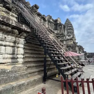 Über diese Treppe kommt man in die obere Ebene.